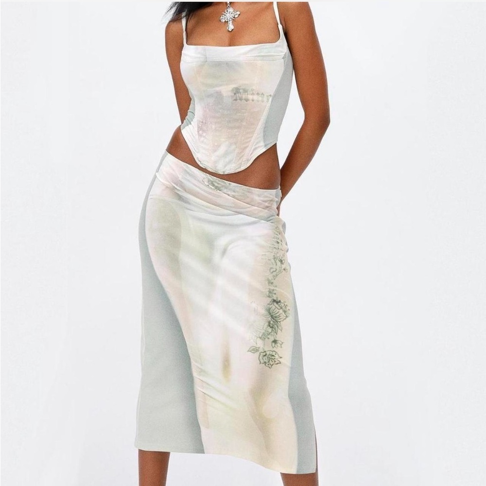 Moni Midi Skirt in Heavenly Bodies - L